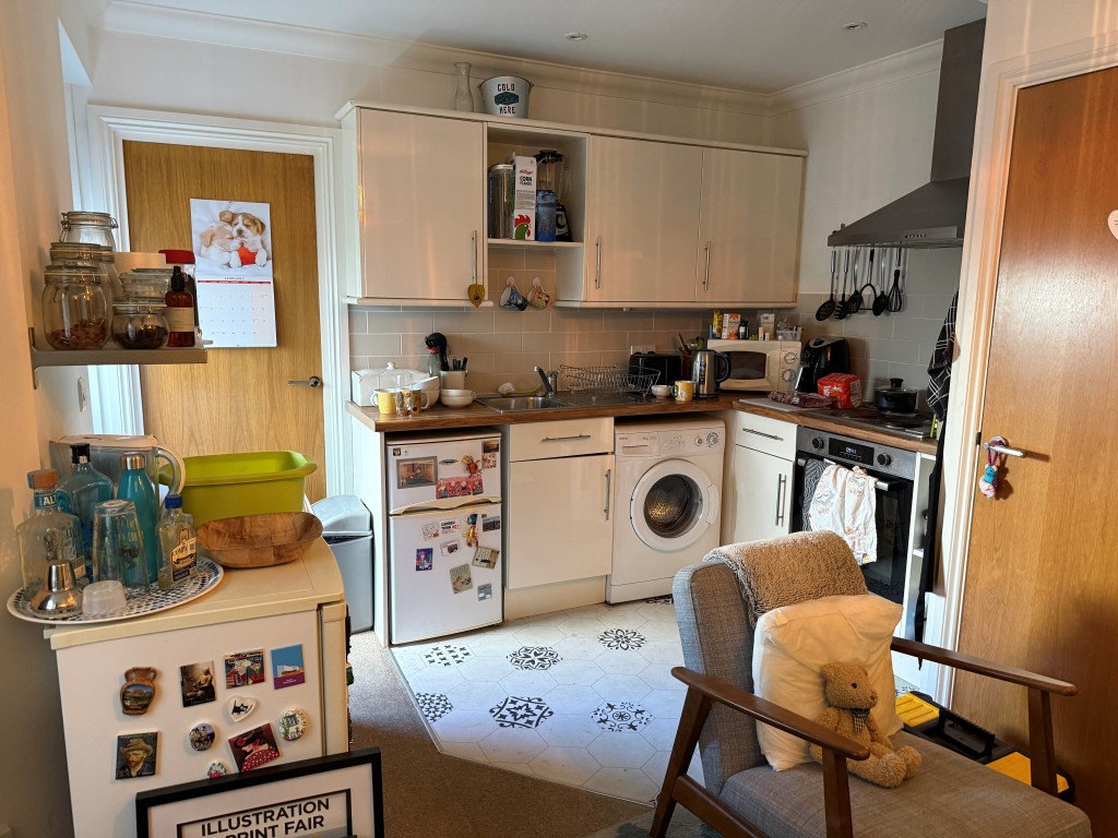 Lot: 78 - FREEHOLD MIXED USE INVESTMENT IN TOWN CENTRE - Living room of ground floor flat